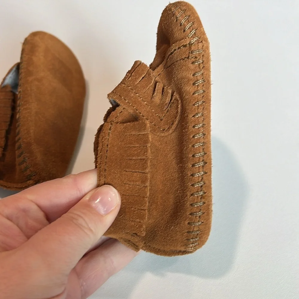Minnetonka - size‎ 3 baby crib shoes, fringe moccasins